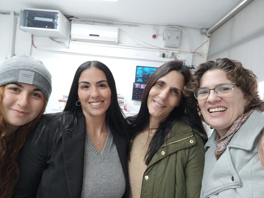 גבי עם אנשי חינוך