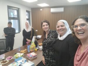 גבי עם אנשי חינוך