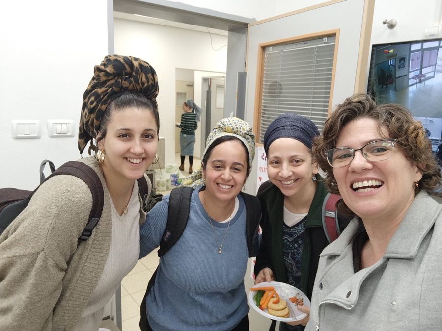 גבי עם אנשי חינוך